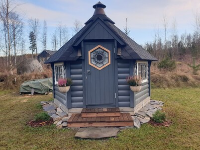 Adeli Holiday Cottage Ellivuori with hot tube and grill hut