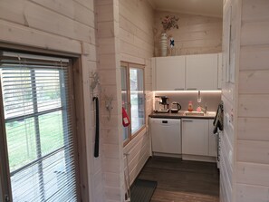 Fridge, microwave, oven, stovetop - Adeli Holiday Cottage Ellivuori (Ellivuori)