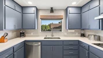 Een koelkast, een magnetron, een oven, een kookplaat