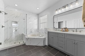 Combined shower/bathtub, hair dryer, towels, soap - Spacious Lake Front Villa with Private Pool & Spa (Kissimmee)