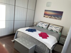 3 chambres, fer et planche à repasser, Wi-Fi gratuit, draps fournis