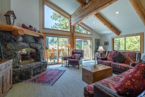 Smart-tv, eldstad, böcker och datorskärmar