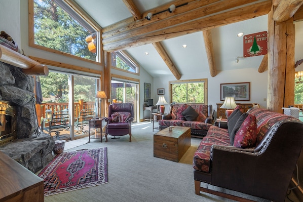 Smart TV, fireplace, books, computer monitors