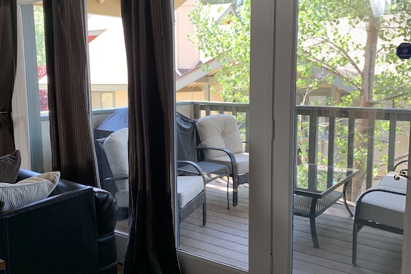 TV connectée, cheminée, livres