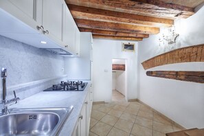 Frigorifero, forno, piano cottura, lavastoviglie