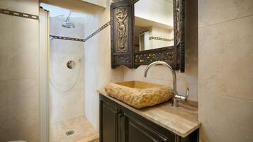 Doccia, asciugacapelli, bidet, asciugamani