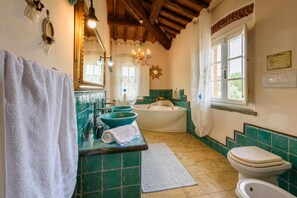 Bathtub, jetted bath, hair dryer, bidet