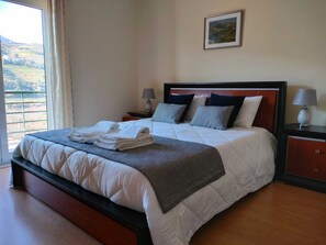 3 bedrooms, iron/ironing board, travel crib, free WiFi - Vineyards Valley House (Penajóia)