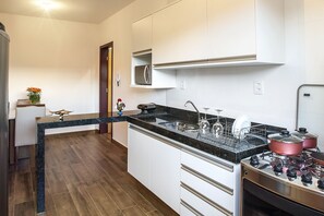 Fridge, microwave, oven, stovetop - Spacious 1 Bedroom Studio - 35m² - Fully Furnished - Near UFOP (MG)