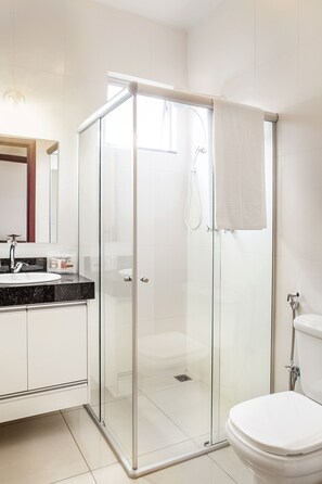 Douche, séchoir à cheveux, serviettes fournies, savon