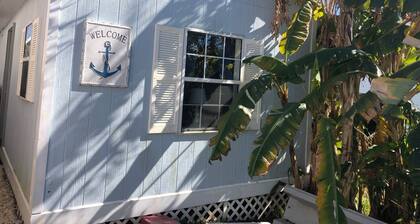 Waterfront Cozy Cottage, Walk to restaurants, yet private waterfront retreat.