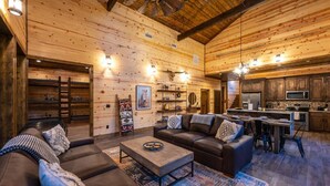 L’intérieur d’une cabane en rondins comprend un salon, un coin repas et une cuisine.