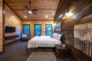 3 bedrooms, iron/ironing board, free WiFi, bed sheets - Modern Treetop 3BR+Bunks Cabin in Prime Location! (Broken Bow)