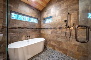 Hair dryer, towels - Modern Treetop 3BR+Bunks Cabin in Prime Location! (Broken Bow)