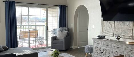 Smart TV, books, stereo