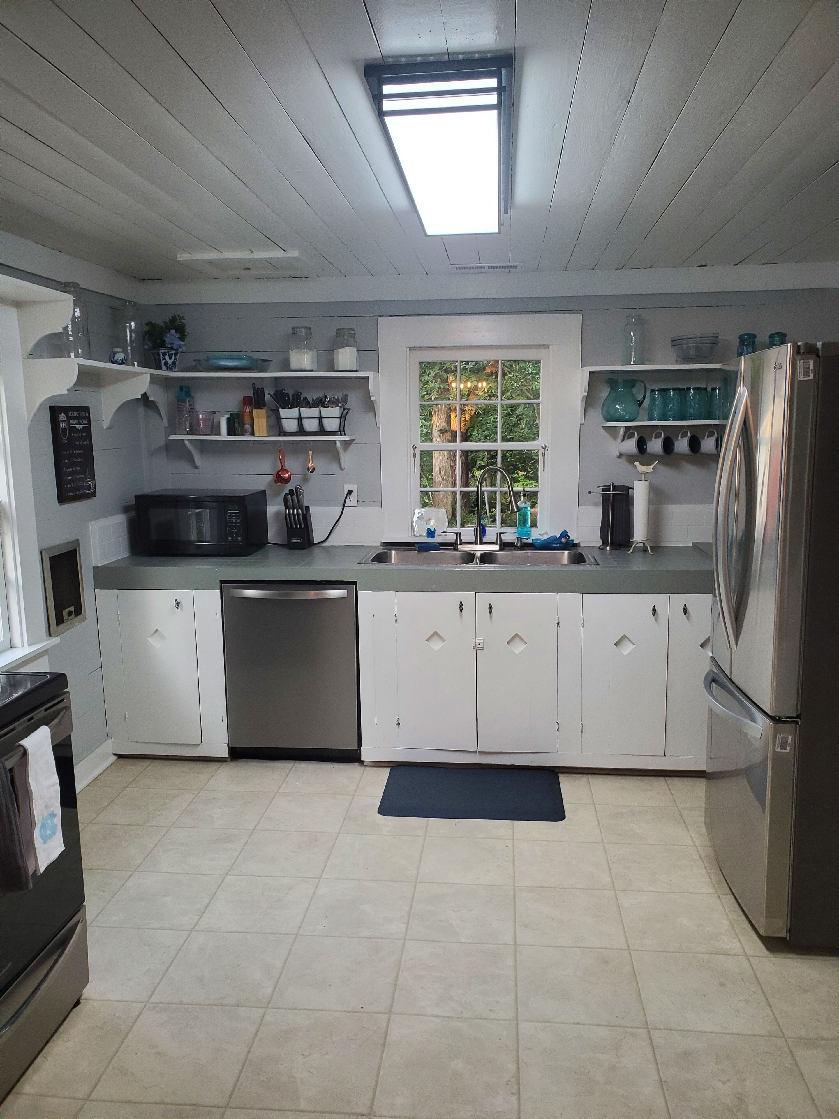 Jääkaappi, mikroaaltouuni, uuni, liesi