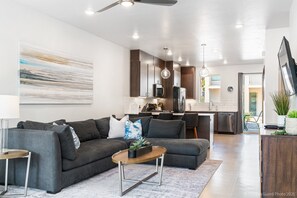 TV, books - Abbys Retreat At Green Valley (St. George)