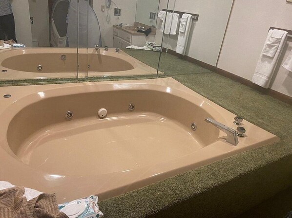 Combined shower/bathtub, jetted bath, hair dryer, towels