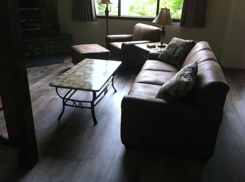 Condos.  hot tub, deck,  Patoka lake (8800 acres) boating and beach, concessions  