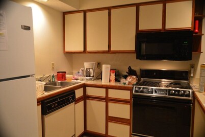 Condos. hot tub, deck, Patoka lake (8800 acres) boating and beach, concessions