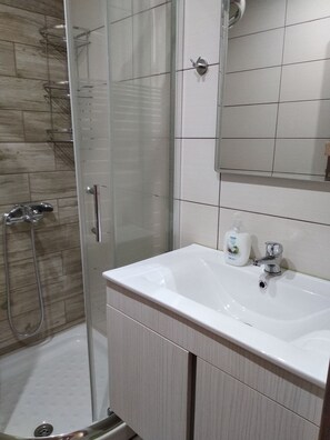 Combinazione doccia/vasca, asciugacapelli, asciugamani, sapone