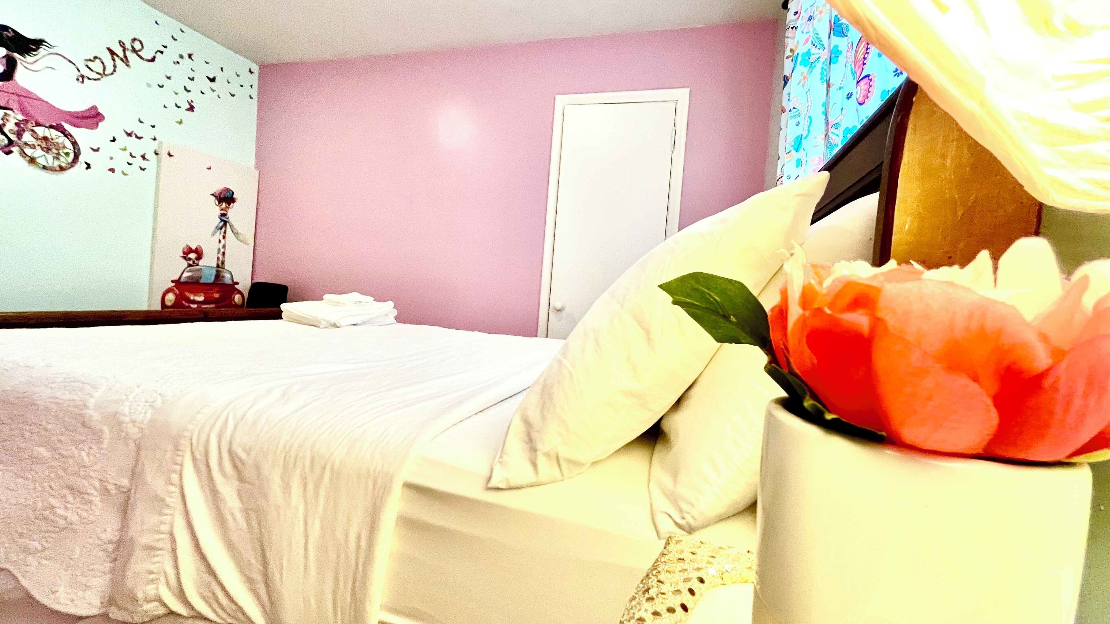 4 habitaciones, tabla de planchar con plancha y cuna de viaje 