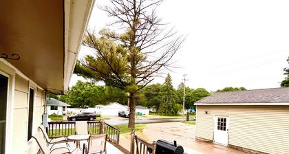 Cozy 4-bedroom, bathrooms, Free Parking