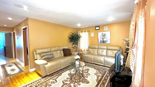 Cozy 4-bedroom, bathrooms, Free Parking