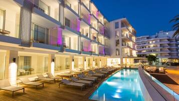 Una piscina al aire libre