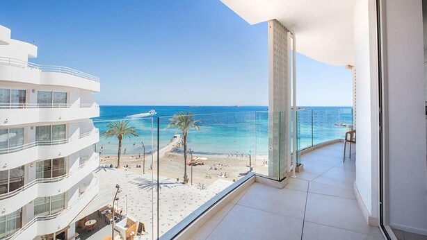 Ein Balkon mit freiem Blick auf Strand und Meer.