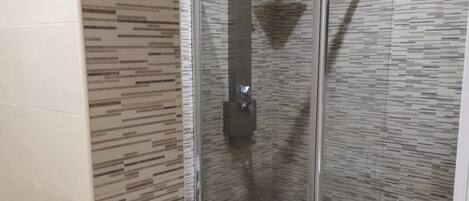 Dusche, Haartrockner, Handtücher, Toilettenpapier