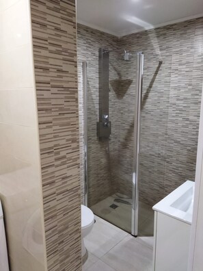 Dusche, Haartrockner, Handtücher, Toilettenpapier