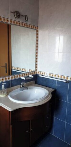 Combined shower/bathtub, hair dryer, bidet, towels
