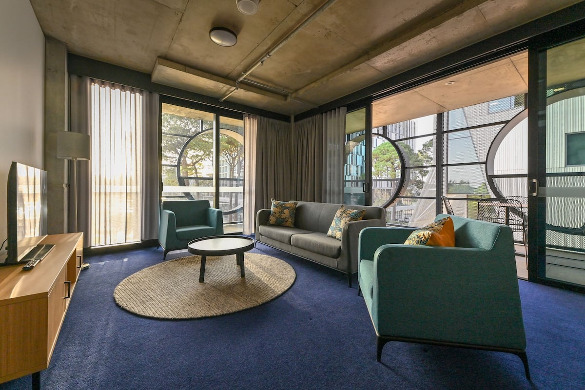 Suite, 2 Schlafzimmer | Wohnbereich | 0-Zoll-Flachbildfernseher mit Kabelempfang, Fernseher