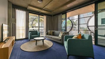 Suite, 2 habitaciones | Zona de estar | Televisión de pantalla plana de 0 pulgadas con canales por cable