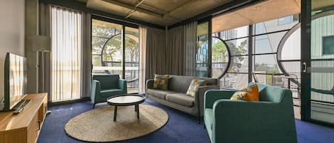 Suite, 2 habitaciones | Área de sala de estar | Televisión de pantalla plana de 0 pulgadas con canales por cable