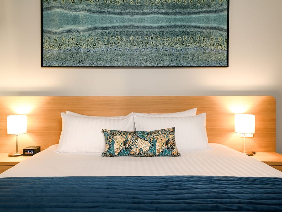 Suite, 2 slaapkamers | Een kluis op de kamer, een bureau, een laptopwerkplek