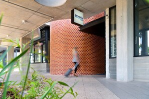 Vista frontal de la propiedad