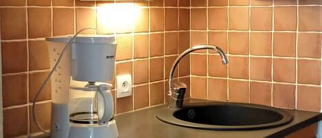 Fridge, dishwasher, toaster, cookware/dishes/utensils