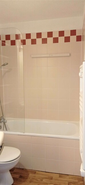 Toalhas de banho, sabonete, shampoo, papel higiênico