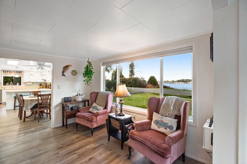 Dog-friendly home with Siuslaw River views, fireplace & WiFi - near beach & town