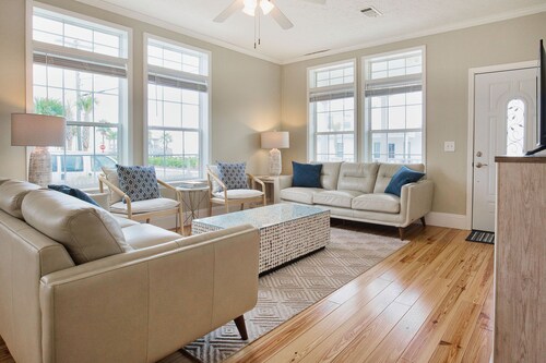 *NEW* - LOCATION, LOCATION - 250 Feet to the Beach - Sleeps 6