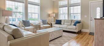 *NEW* - LOCATION, LOCATION - 250 Feet to the Beach - Sleeps 6