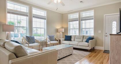 *NEW* - LOCATION, LOCATION - 250 Feet to the Beach - Sleeps 6