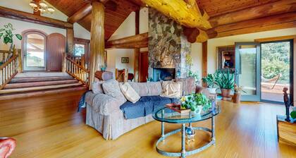 Grand cabin with lake view, pond, wood fireplace & AC, & fast WiFi