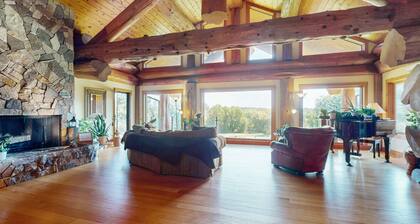 Grand cabin with lake view, pond, wood fireplace & AC, & fast WiFi