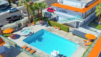 حمّام سباحة خارجي، مظلات على حمّام السباحة، مقاعد للتشمس