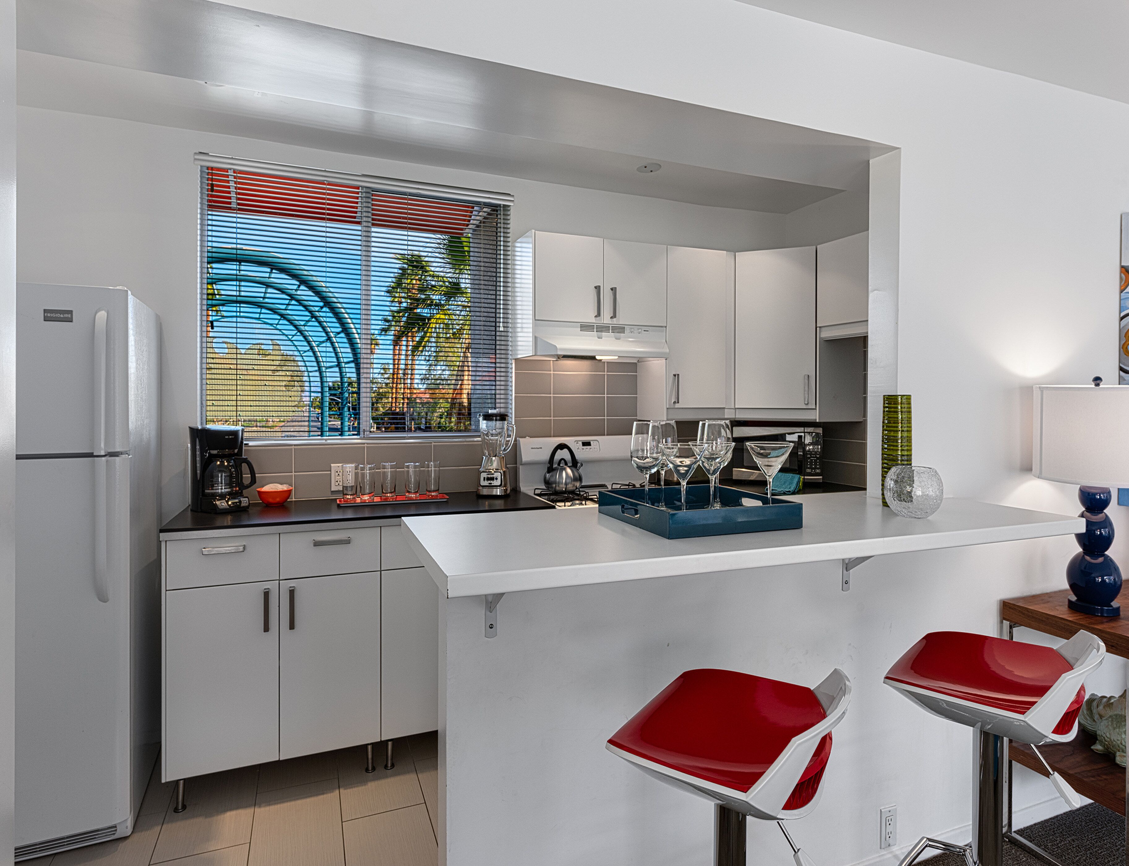 Refrigerador con freezer, horno, placa de cocina, cafetera expreso