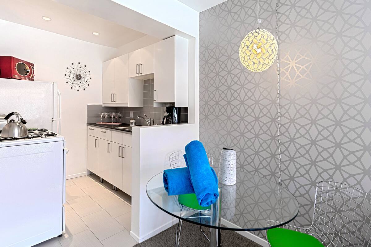 deluxe room, 1 king bed | private kitchen | full-sized fridge, oven, stovetop, espresso maker