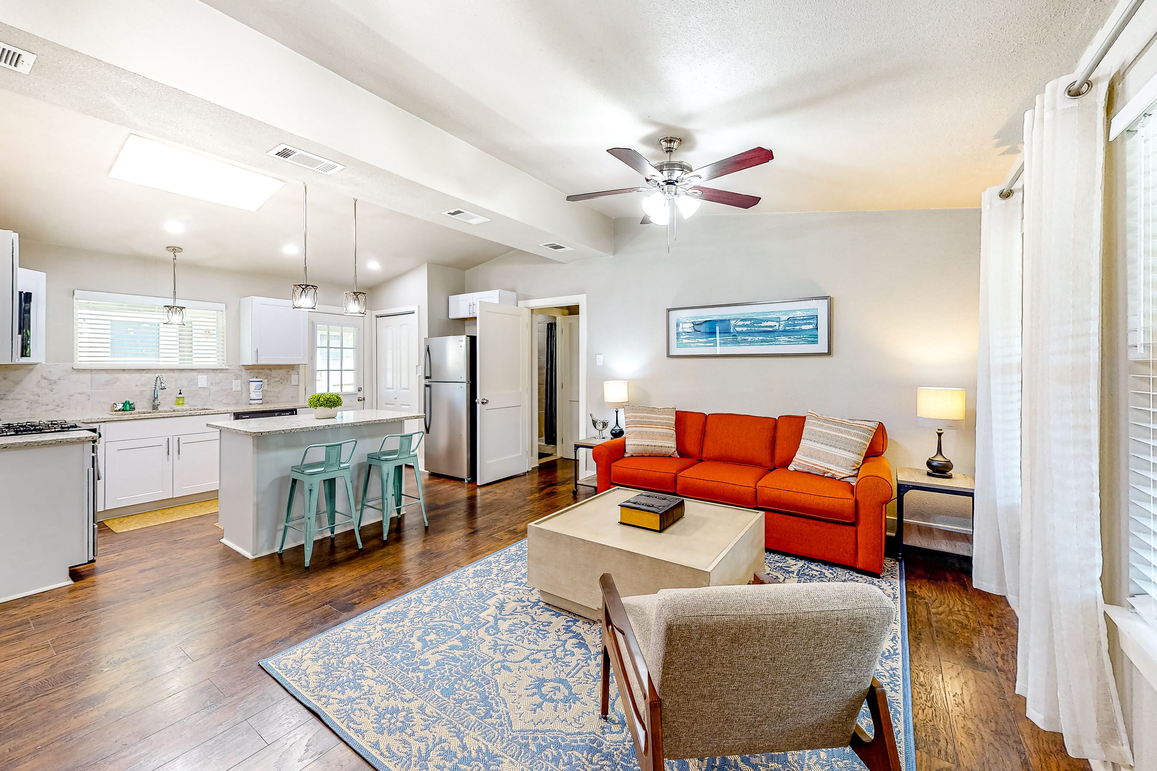Lovely home near downtown with WiFi, enclosed yard & central AC